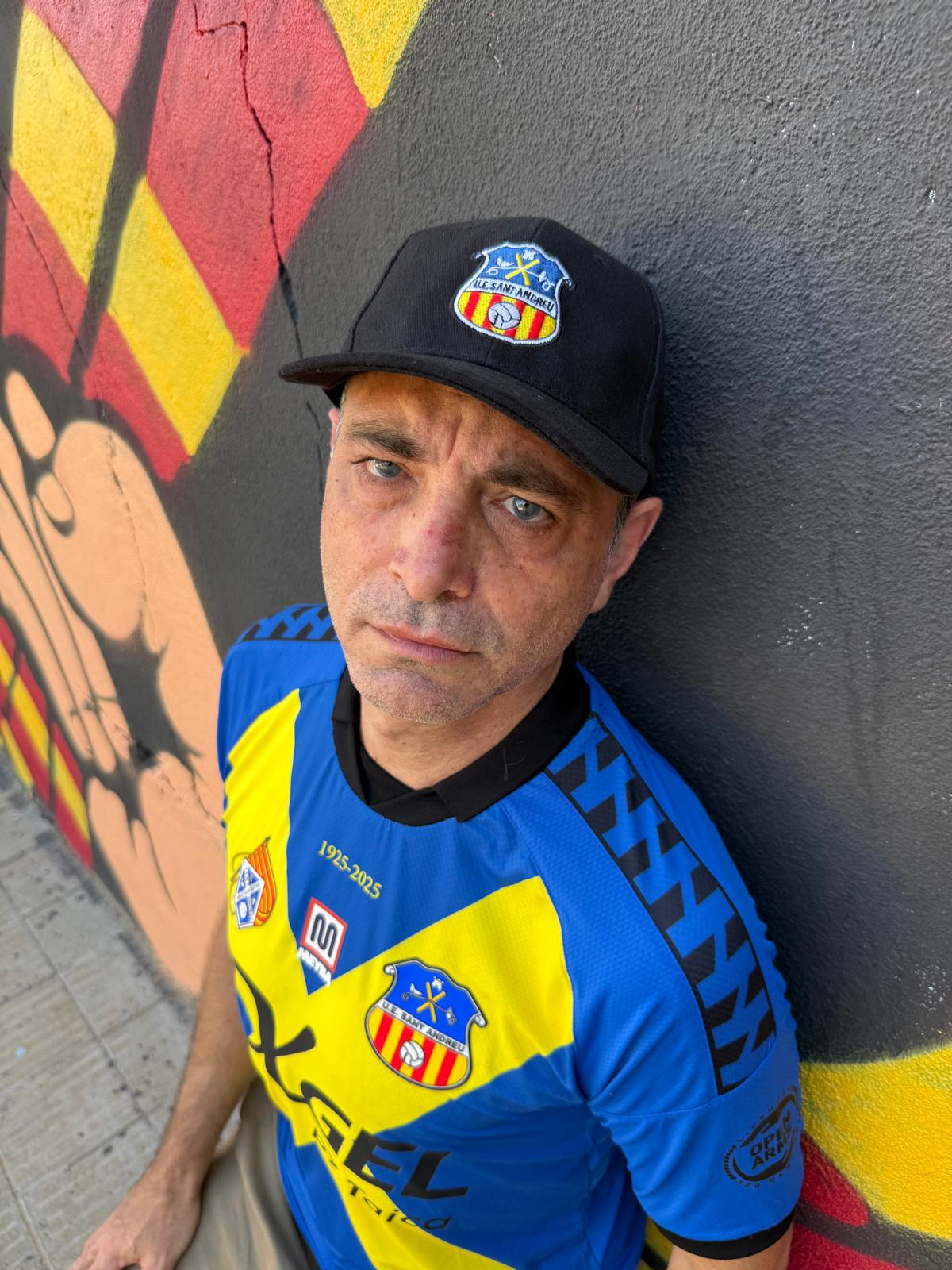Gorra negra amb escut: