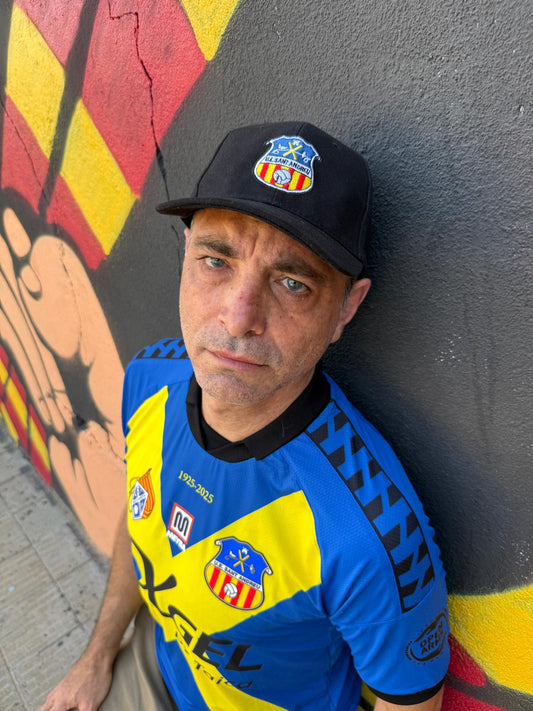 Gorra negra amb escut: